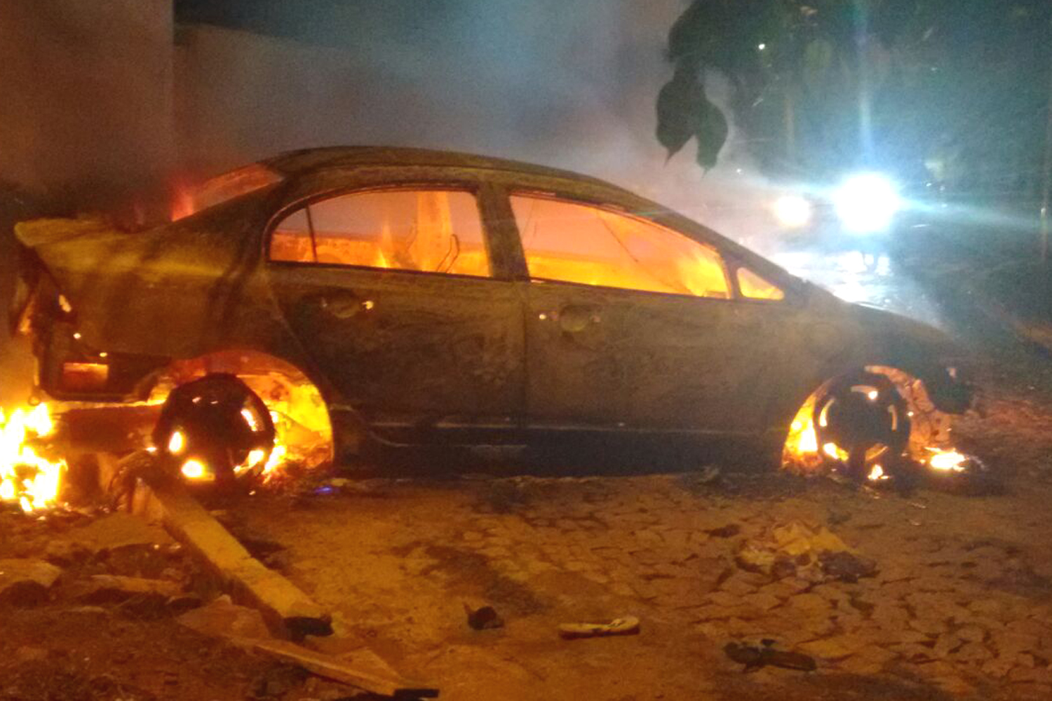 Veículo incendiado