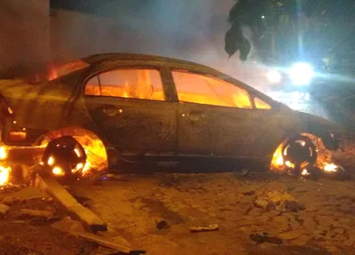 Veículo incendiado