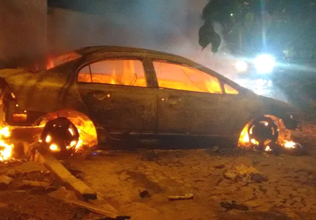 Veículo incendiado