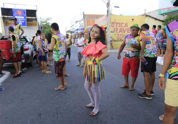 Três blocos desfilam na terça-feira de Carnaval no bairro Dirceu