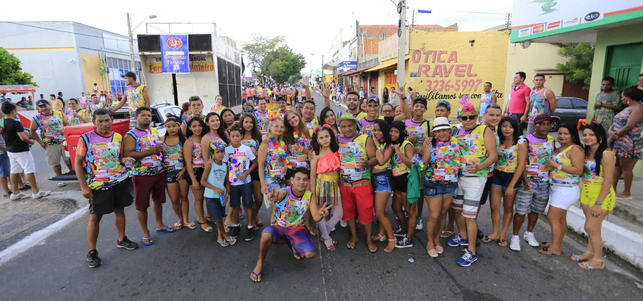 Bloco Kebra K-baça se reúne na Avenida principal do Dirceu