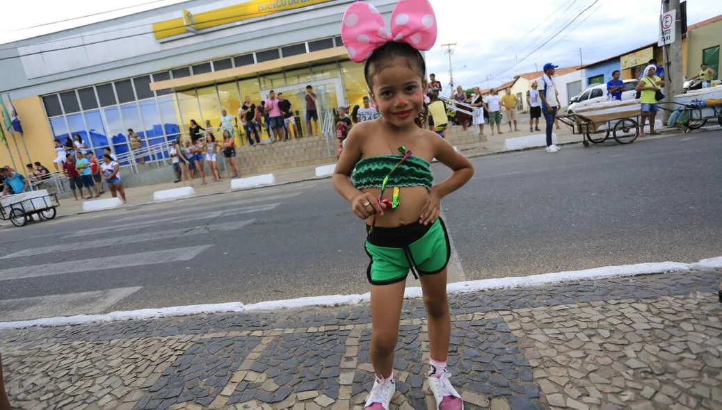 Criança fantasiada participa de evento carnavalesco no Dirceu