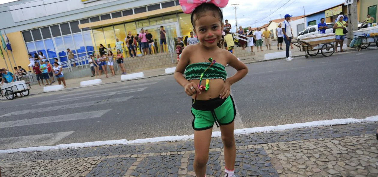 Criança fantasiada participa de evento carnavalesco no Dirceu