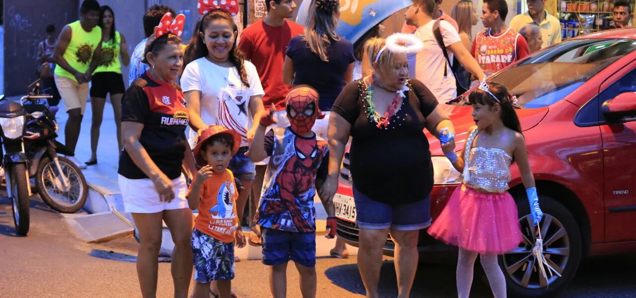 Família acompanha blocos no Dirceu
