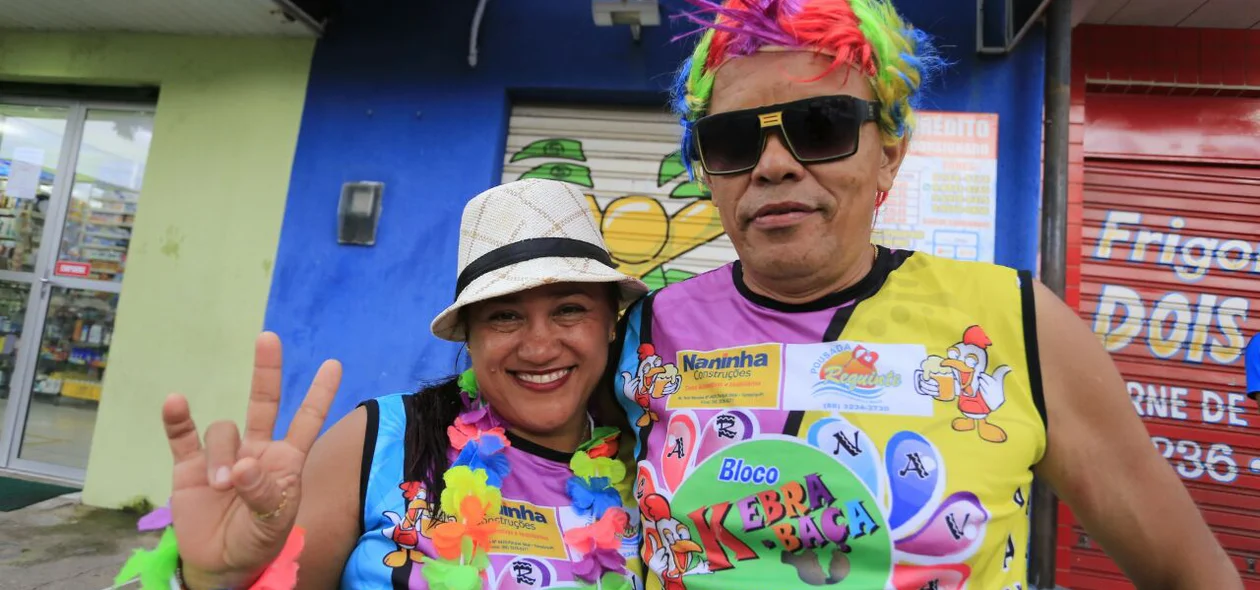 Foliões participam de evento carnavalesco no Dirceu