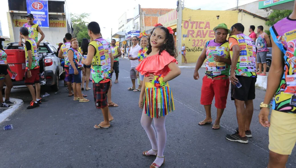 Foliões participam de evento no Dirceu