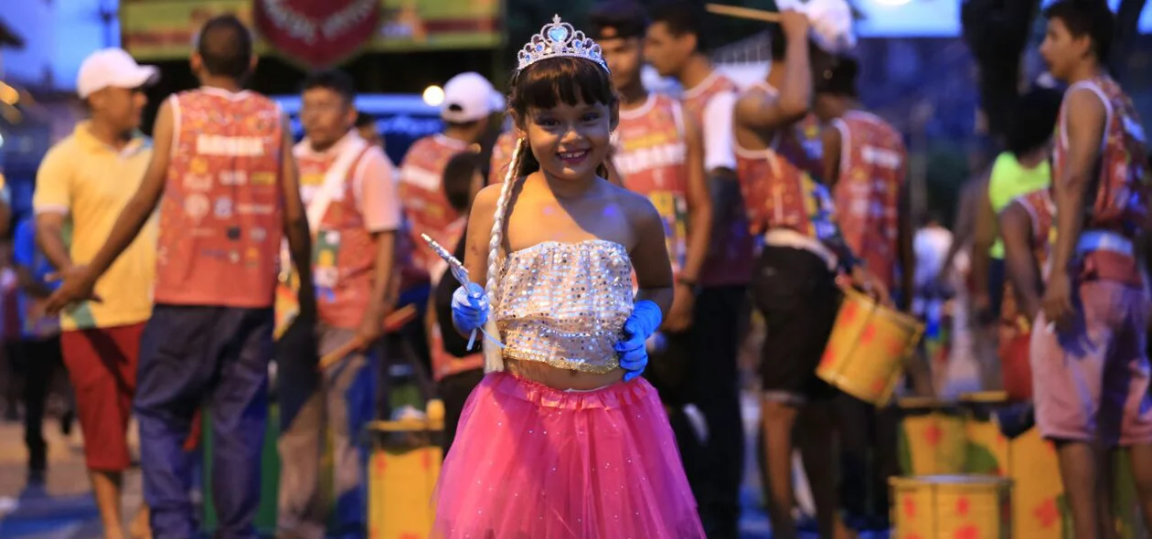 Frozen é a fantasia utilizada por criança em desfile de blocos na capital
