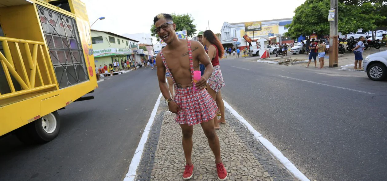 Jovens desfilam no bloco Barão de Itararé no bairro Dirceu