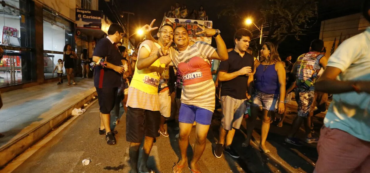 Moradores curtem folia no bairro Dirceu