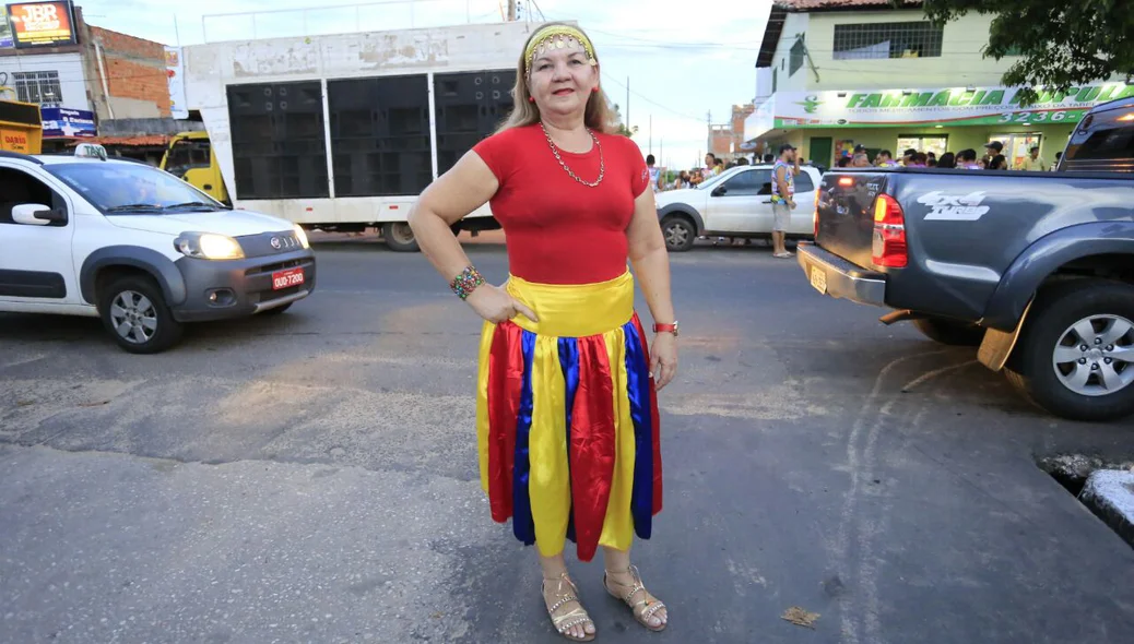 Mulher se veste de Odalisca em desfile de blocos na capital