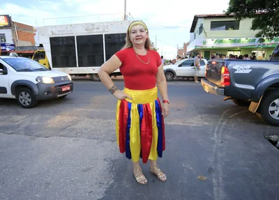 Mulher se veste de Odalisca em desfile de blocos na capital
