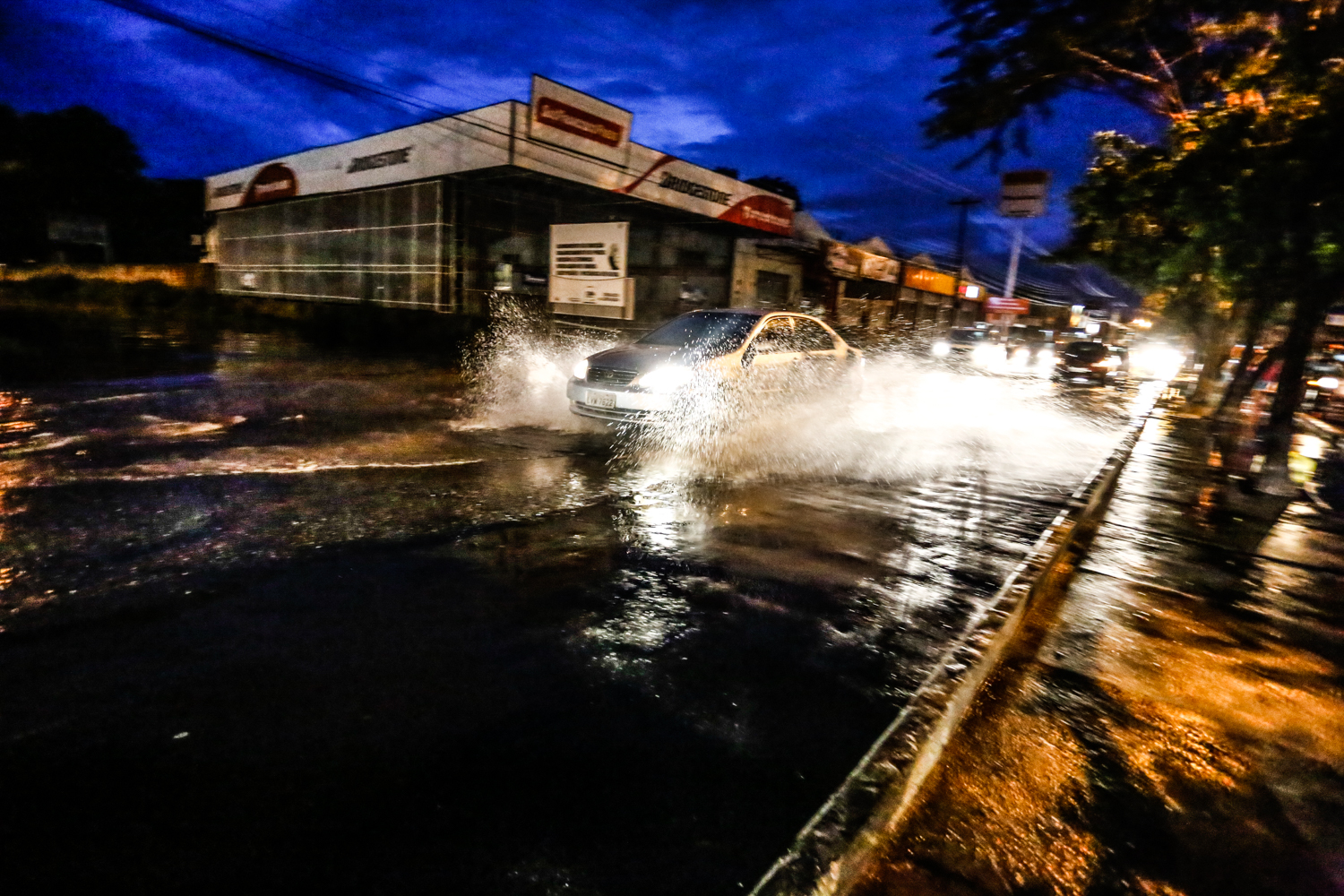 Após chuva forte, avenidas fica alagada 