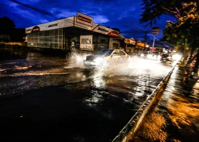 Após chuva forte, avenidas fica alagada 