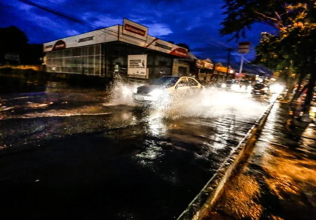 Após chuva forte, avenidas fica alagada 