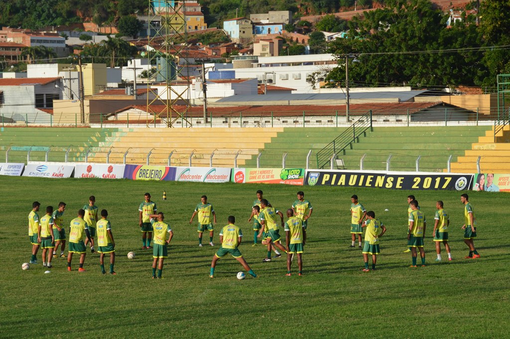 Atletas batem bola à espera do novo técnico