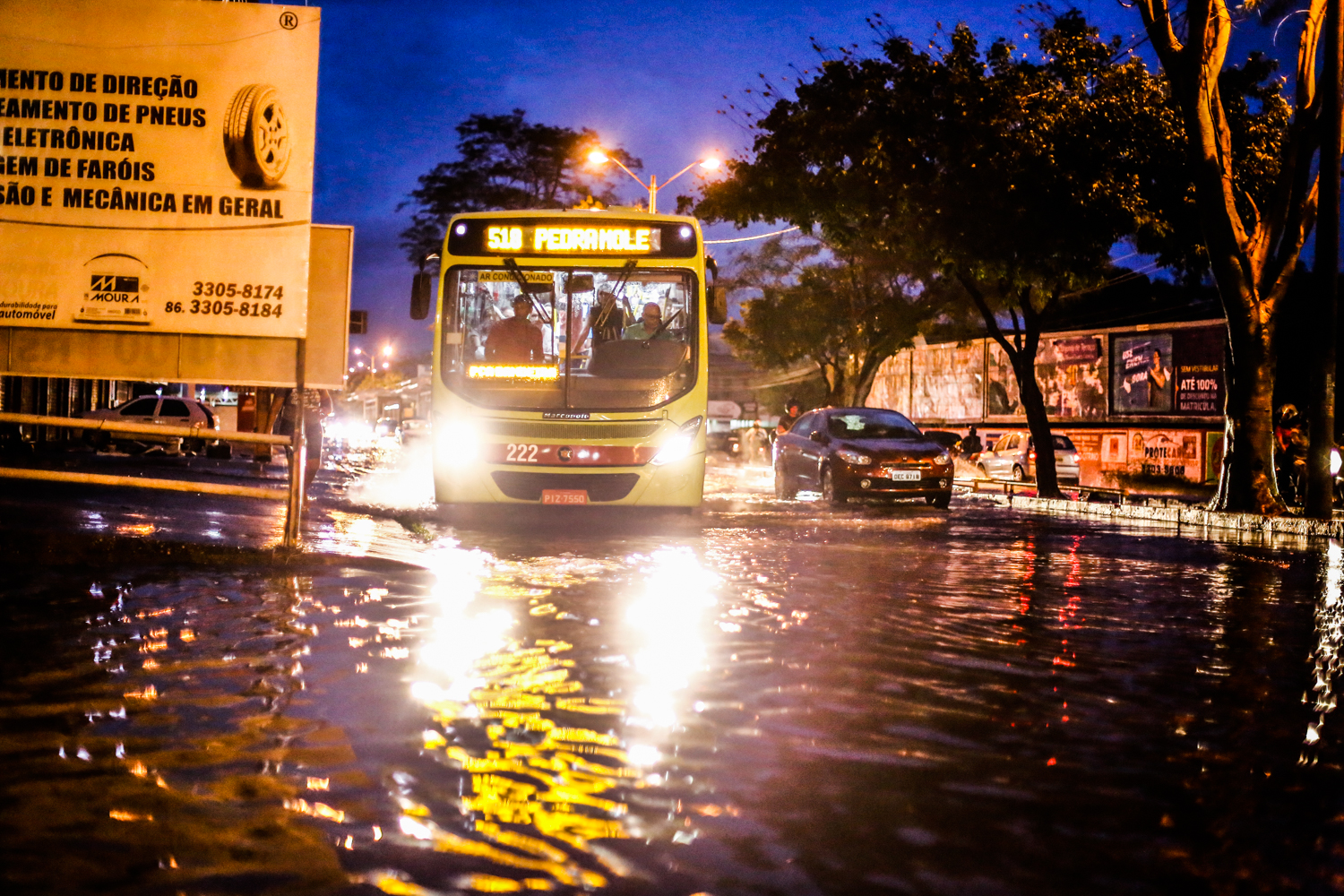 Chuva forte alaga avenidas de Teresina