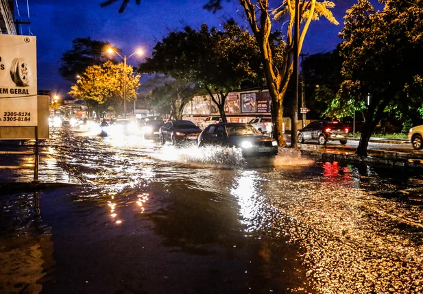Ruas e avenida ficam alagadas após forte chuva 