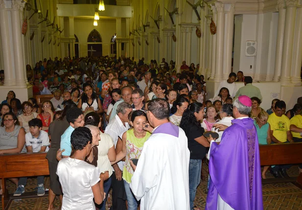 Missa de cinzas reúne católicos na Catedral de Picos