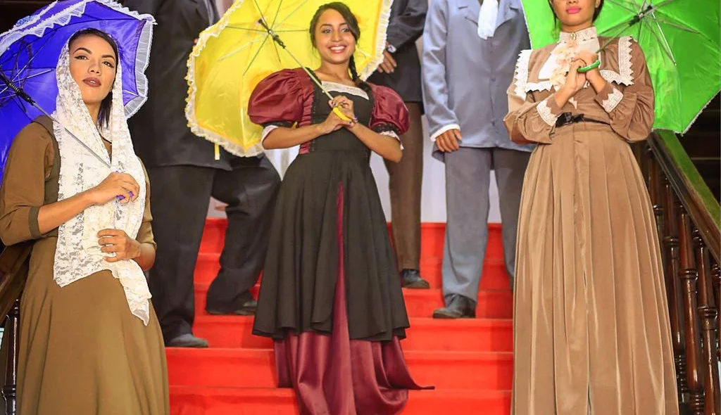 Artistas com roupas de época