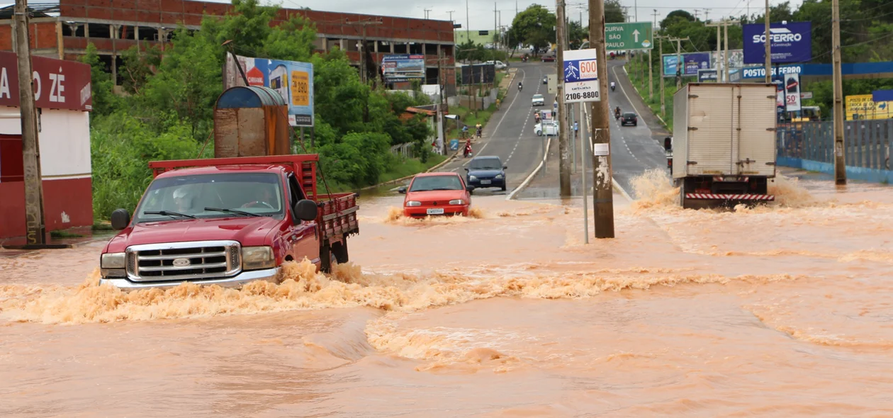 Carros maiores fazem a travessia sem problemas