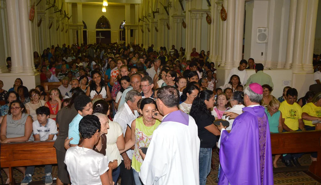 Católicos fazem fila para receber as cinzas
