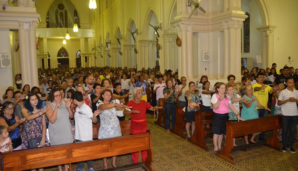 Católicos partiicipam da celebração