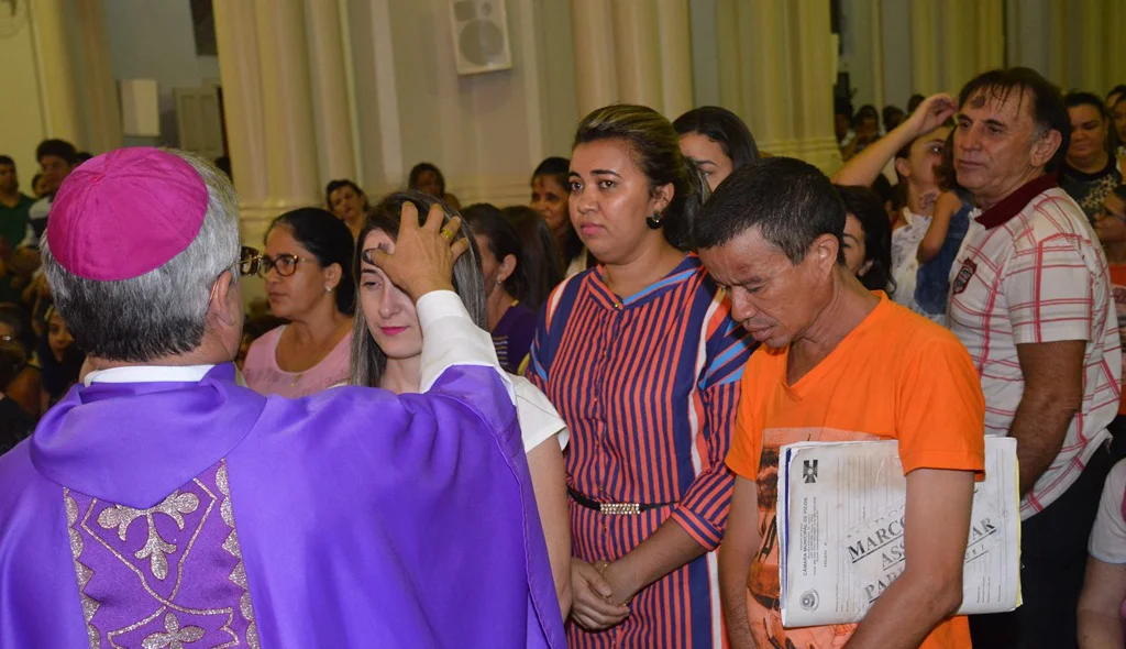 Devota recebe as cinzas pelas mãos de dom Plínio
