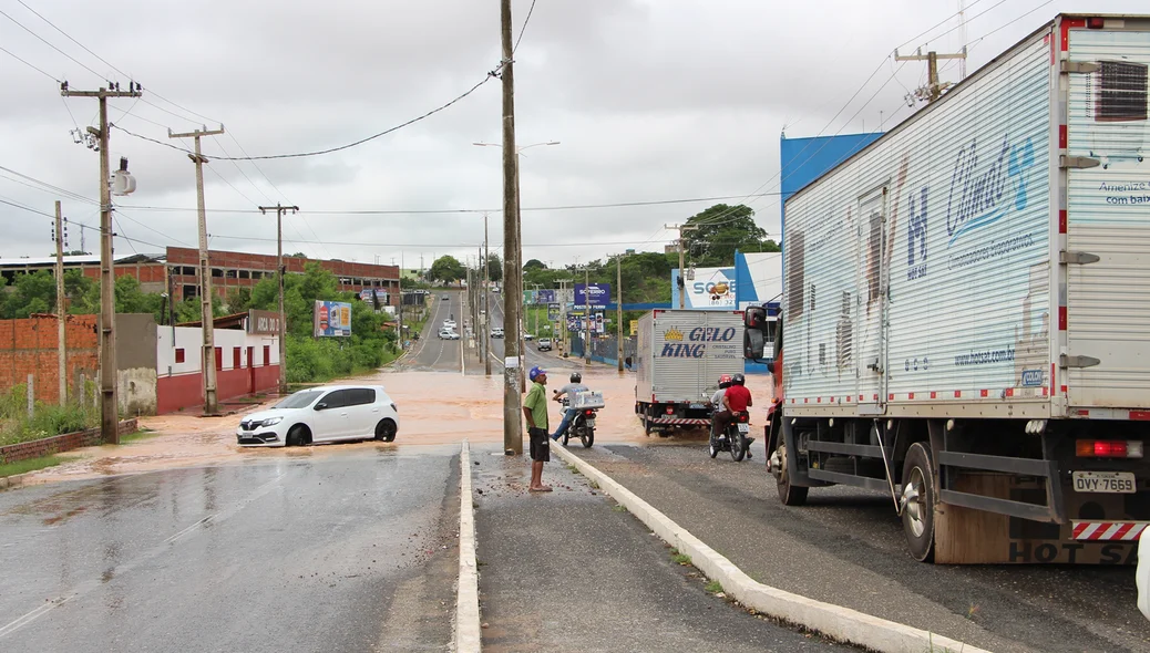 Motoristas desistem de atravessar