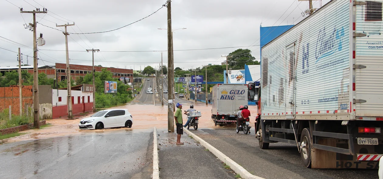 Motoristas desistem de atravessar