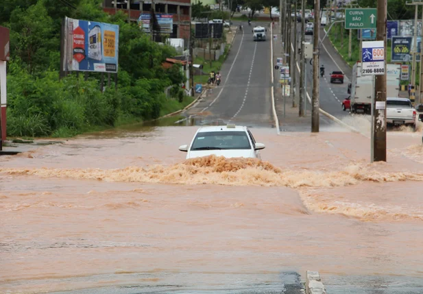 Trecho da Avenida Joaquim Nelson volta a alagar após chuvas