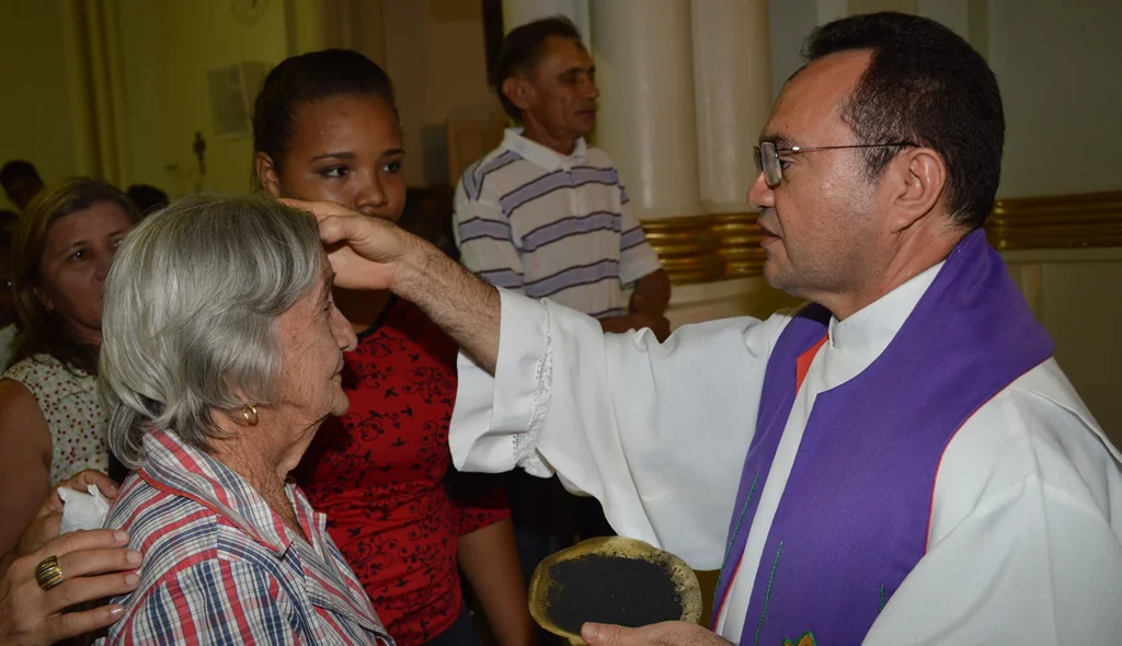 Padre Joãozinho marca testa de devota com cinzas