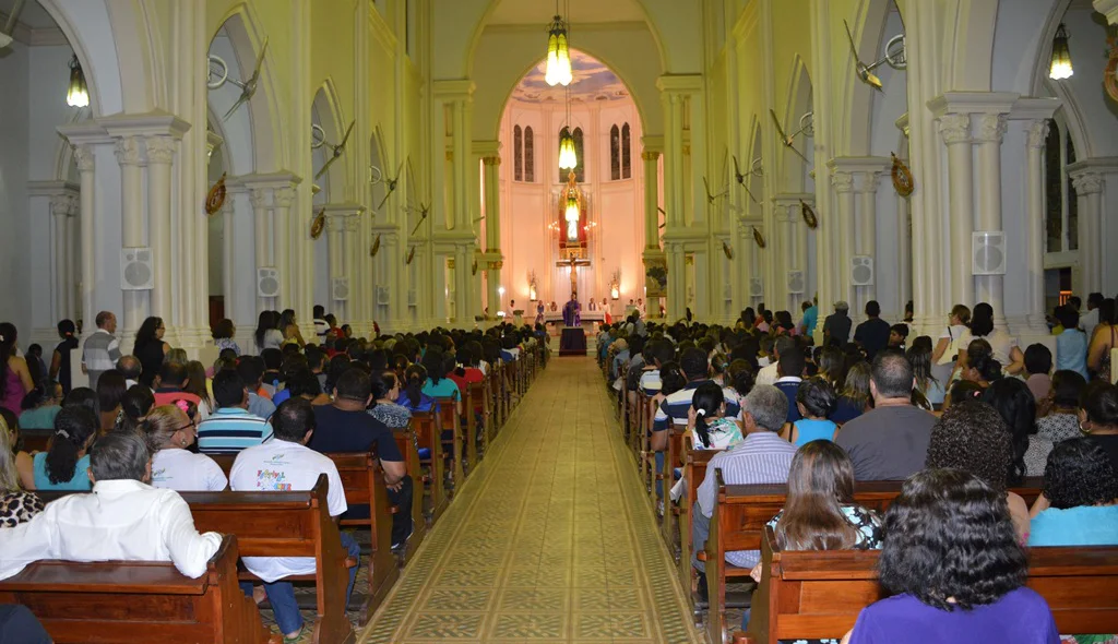 Picoenses lotam Catedral na Missa de Cinzas