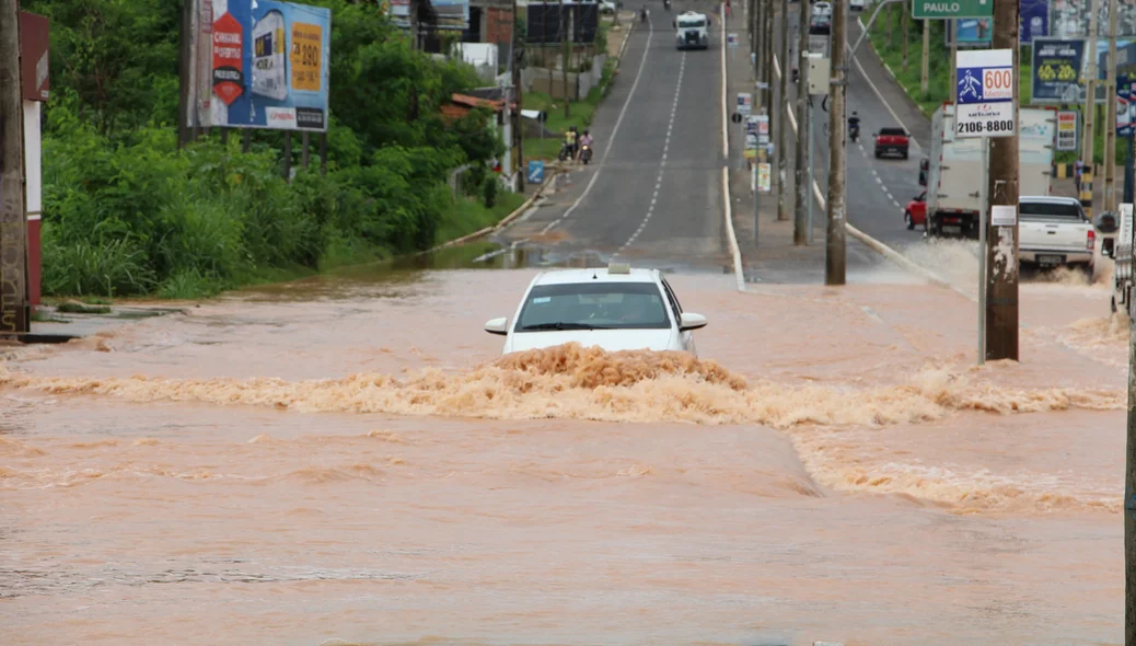 Veículo tenta passar pela Avenida Joaquim Nelson