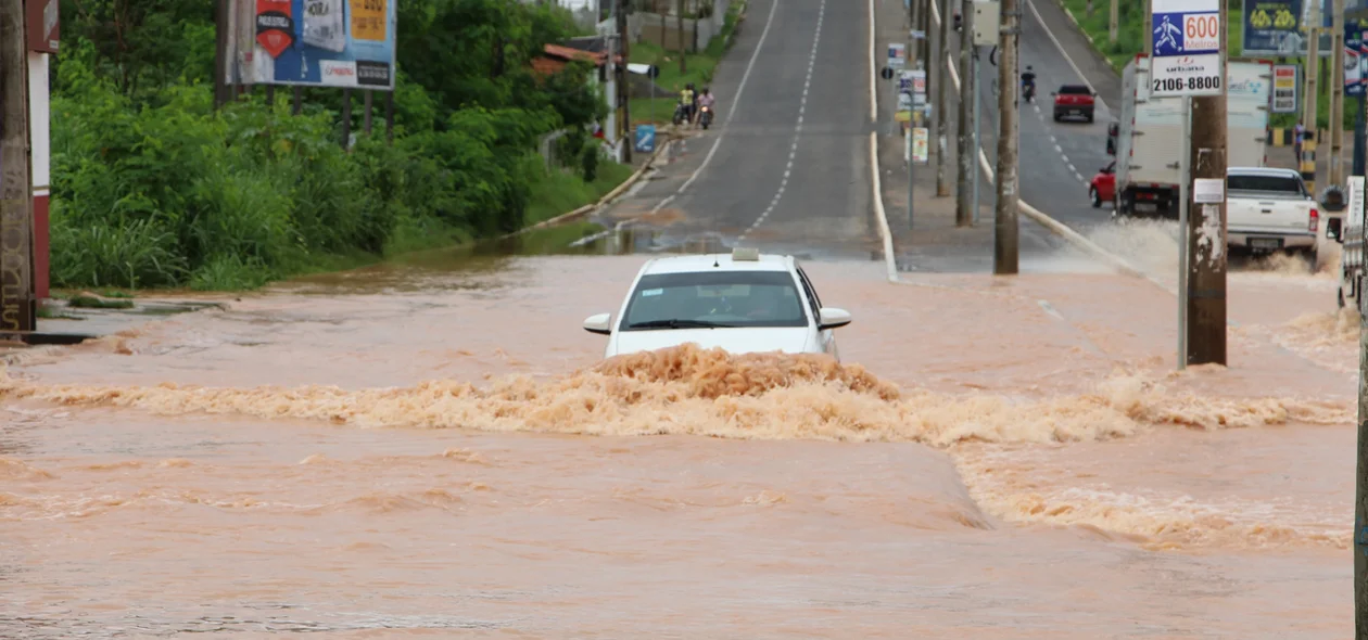 Veículo tenta passar pela Avenida Joaquim Nelson