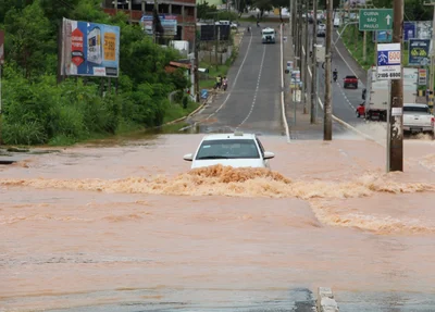 Veículo tenta passar pela Avenida Joaquim Nelson