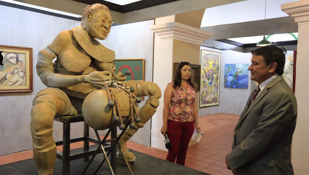 Wellington confere obra no Museu do Piauí