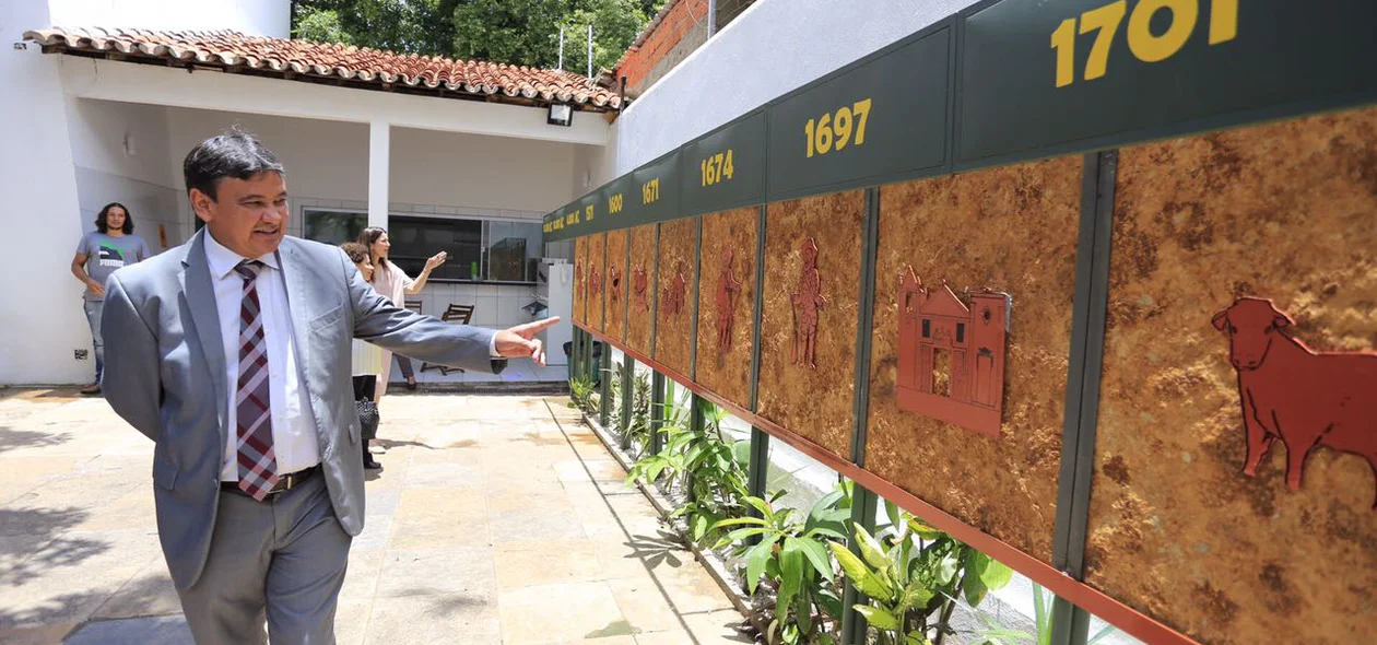 Wellington Dias confere Linha do Tempo instalada no Museu do Piauí