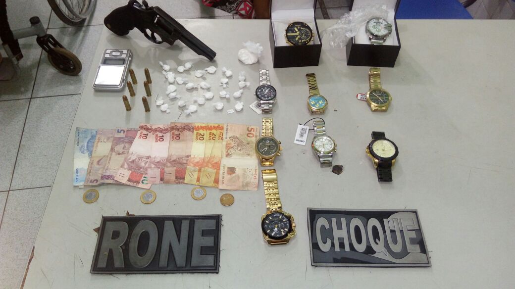 Relógios, droga, dinheiro e arma encontrados com Napoleão e Laysy