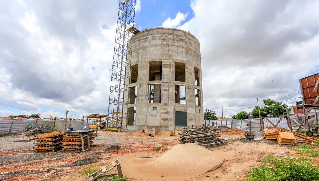 Caixa d'água em fase de acabamento
