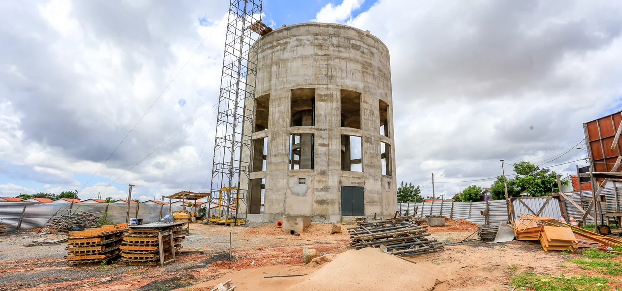 Caixa d'água em fase de acabamento