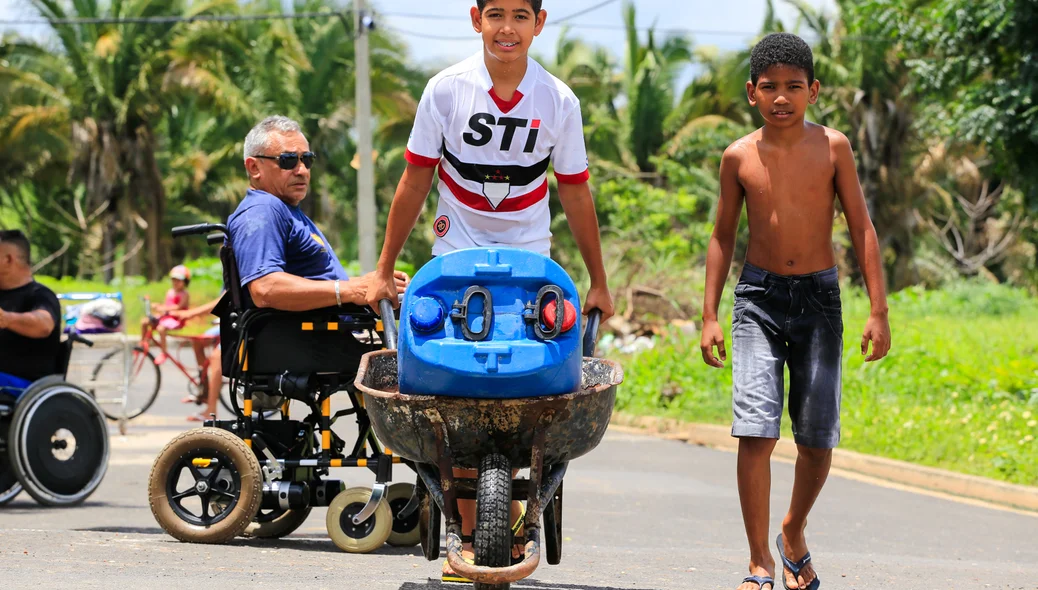 Crianças carregando água 