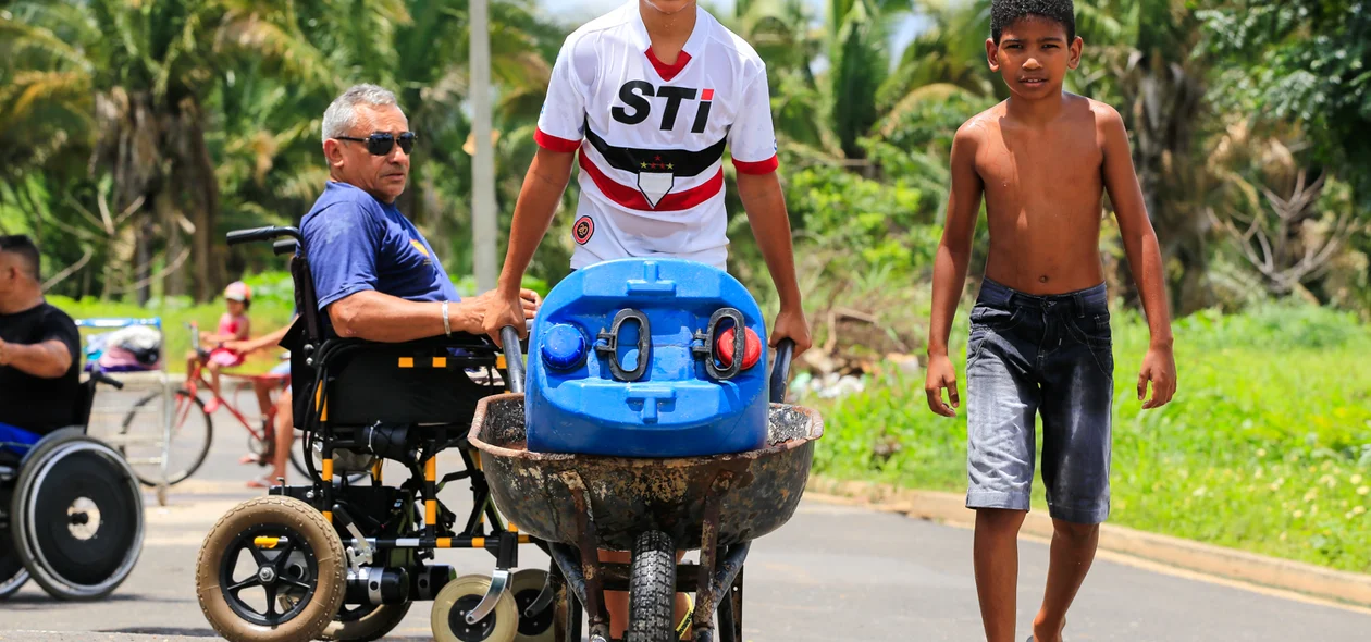 Crianças carregando água 