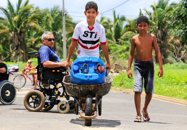 Crianças carregando água 