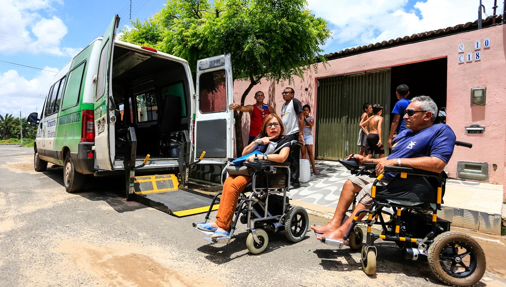 Deficiente indo para casa de parentes por causa da falta d'água