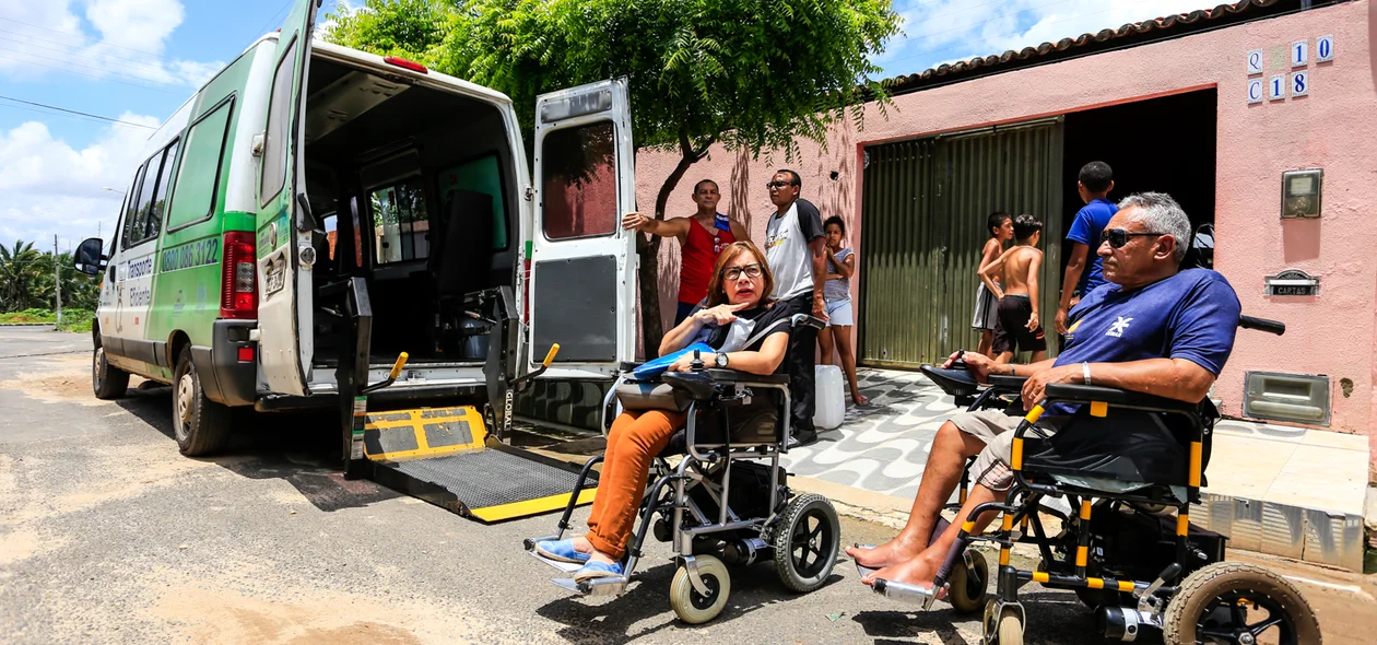 Deficiente indo para casa de parentes por causa da falta d'água