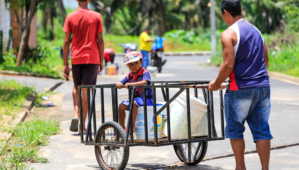 Morador indo pegar água