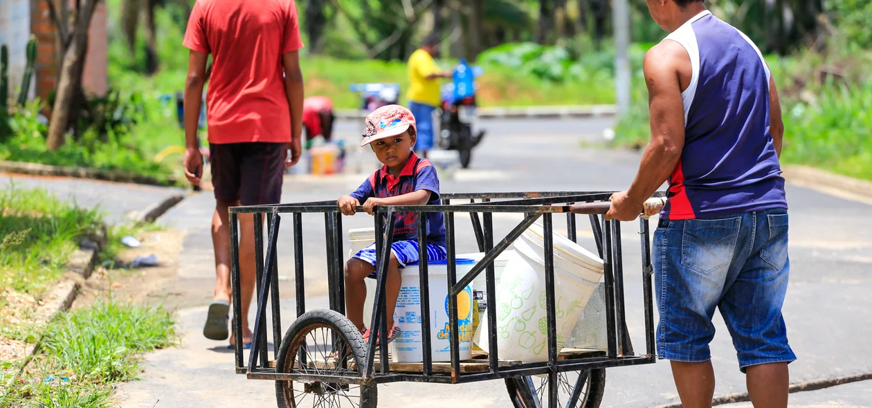 Morador indo pegar água