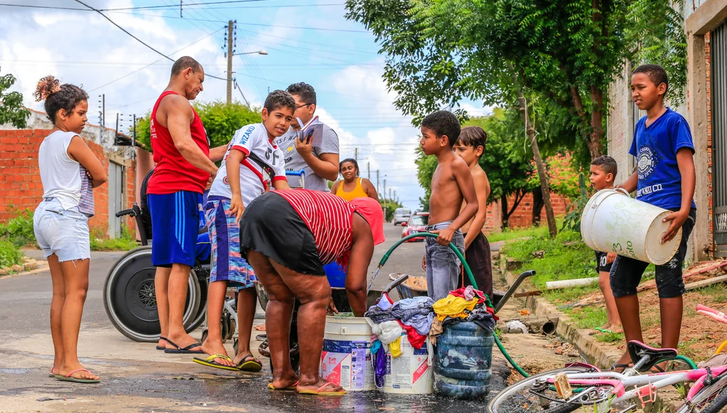 Moradora lavando roupa no meio da rua