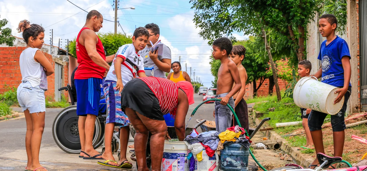 Moradora lavando roupa no meio da rua