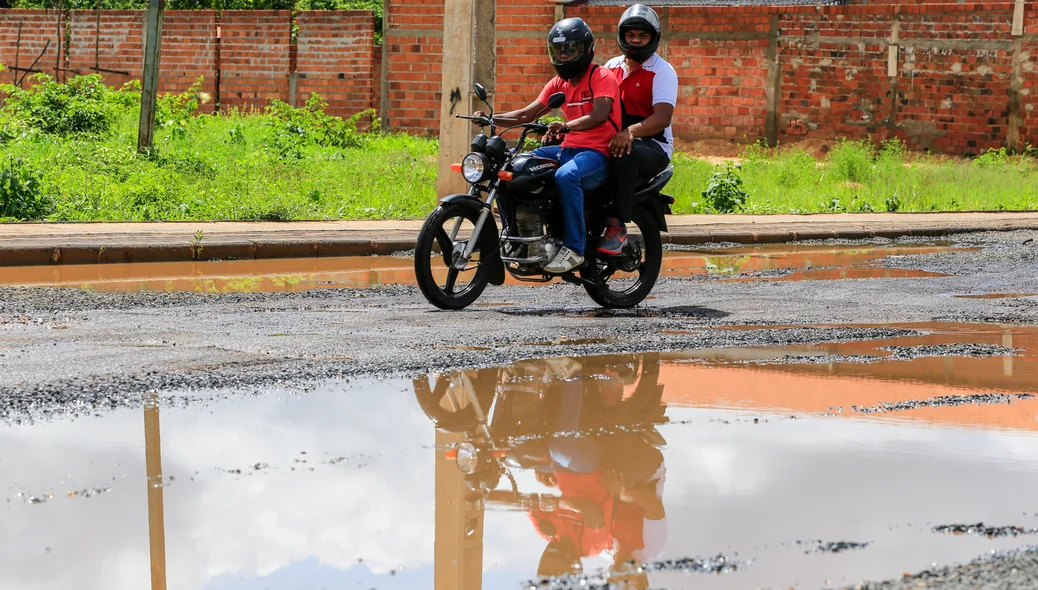 Motoqueiros se arriscam ao passar pelo local